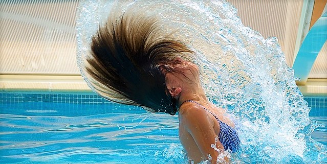 swimming-pool-830505_640