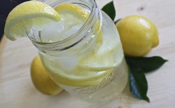 Ternyata, Terlalu Banyak Minum Air Lemon Bisa Sebabkan Ini!