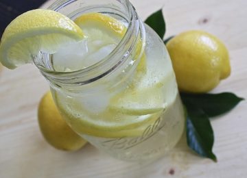 Ternyata, Terlalu Banyak Minum Air Lemon Bisa Sebabkan Ini!