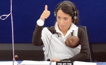 Inilah 3 Contoh Perempuan Hebat yang Ngga Ragu Menyusui Anaknya, Walau Kontroversial
