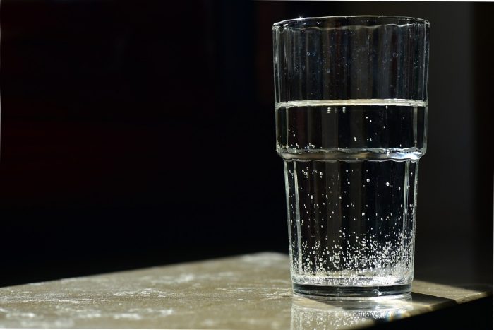 manfaat minum air mineral sebelum mengonusmsi minuman yang mengandung kafein