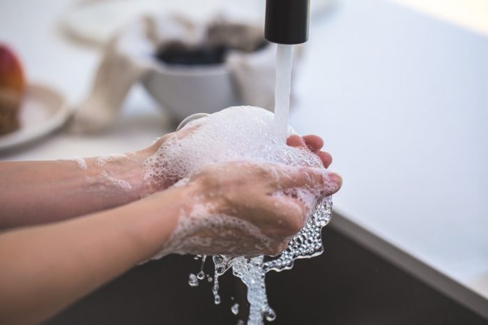 mencuci tangan dengan sabun