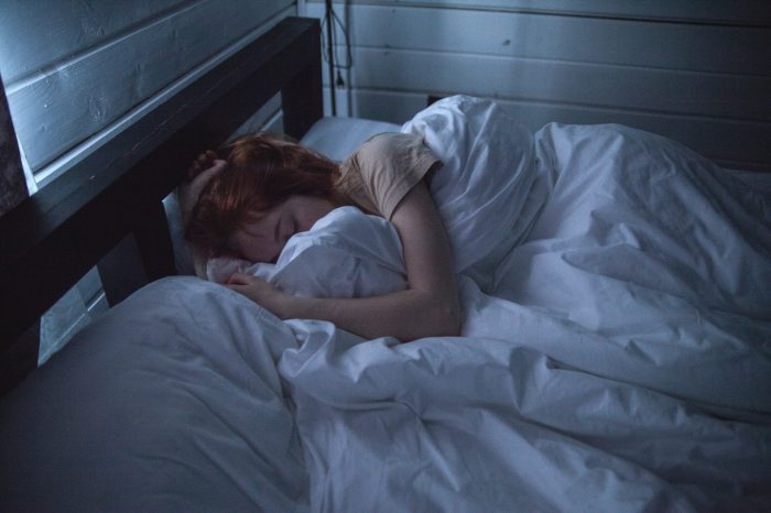 posisi tidur untuk kurangi nyeri haid