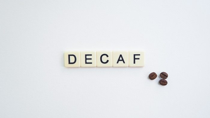 mengoonsumsi kopi decaf