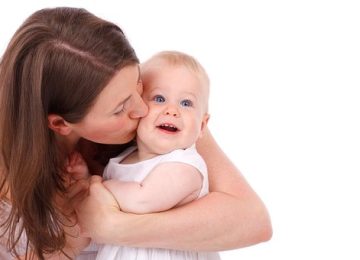 Meski Gemas, Benarkah Mencium Pipi Bayi Berbahaya?