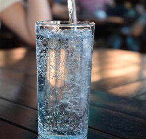 6 Tanda Kalau Kamu Kurang Minum Air
