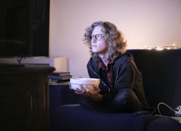 Waspadai Efek Negatif Binge Watching TV