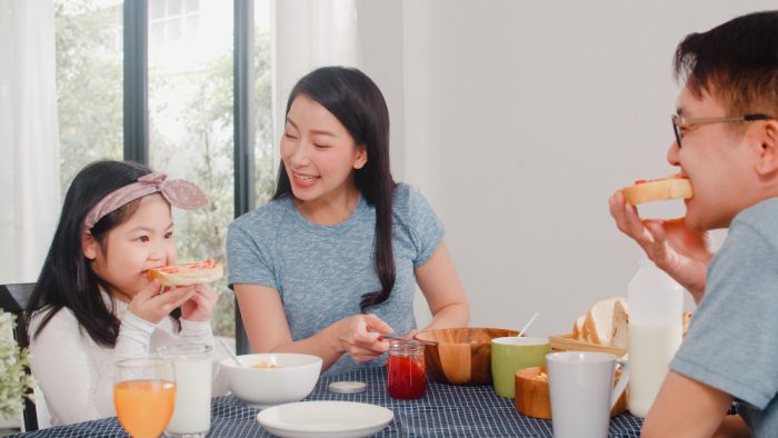 suasana menyenangkan saat makan