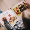 melatih anak membca buku