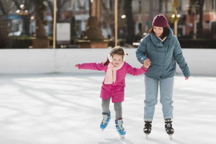 rekreasi ice skating bersama keluarga