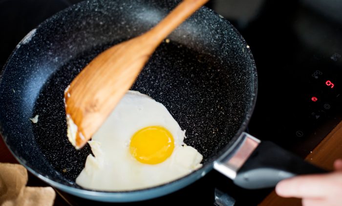 menggoreng telur