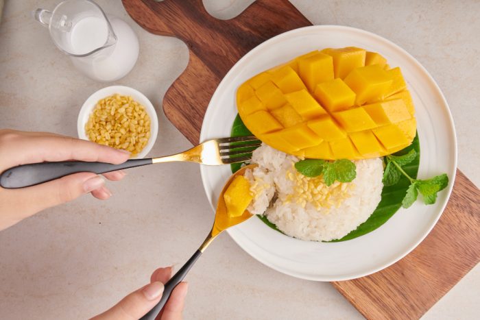 cR sehat makan mango sticky rice