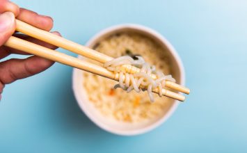 Biasa Makan Mi Instan Pakai Nasi? Ketahui Risikonya