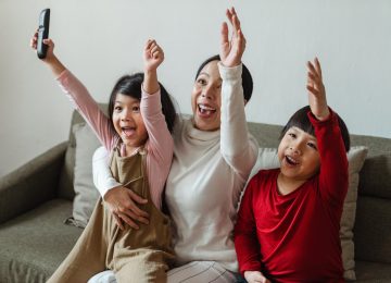 Cara Aman Menonton TV untuk Kembangkan Kecerdasan Anak